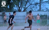 [ẢNH] Thanh niên ở quê cởi trần đá bóng phủi mùa World Cup
